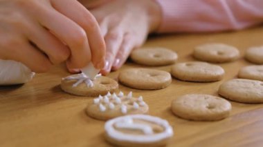 Kadınlar elleri şeker tatlı krema ile noel çerezleri süslemeleri.