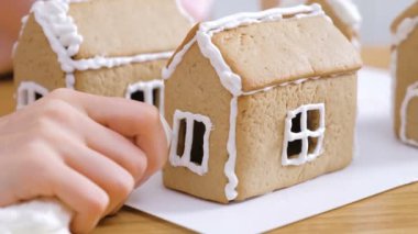 Kadın elleri zencefilli evde şeker tatlı krema pencereleri yapmak. Pişirme ev yapımı zencefilli ev.