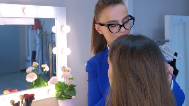 Makijaż artysta oddzielne i curless rzęsy dla młodej dziewczyny z pędzlem do rzęs. — Wideo stockowe