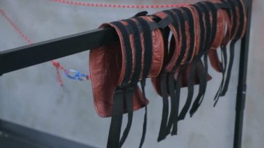 Spor kulübü spor salonu, el ve ayak bağlarında miyofascial germe ekipmanları.