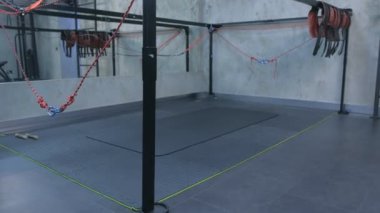 Kaslar, tendinler için spor salonunda miyofasial germe için spor eğitmeni ekipmanları.