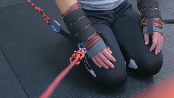 Gefesselte Hände und Füße mit Seilen des Sportlers, der sich auf das myofasziale Dehnen vorbereitet. — Stockvideo