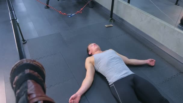 Desportista descansando deitado no tapete fechar os olhos após alongamento miofascial no ginásio . — Vídeo de Stock