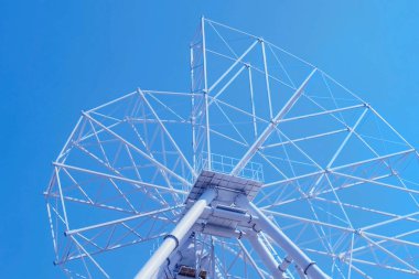 Lunaparkta dönme dolap kurulumu, yakın çekim görünümü.