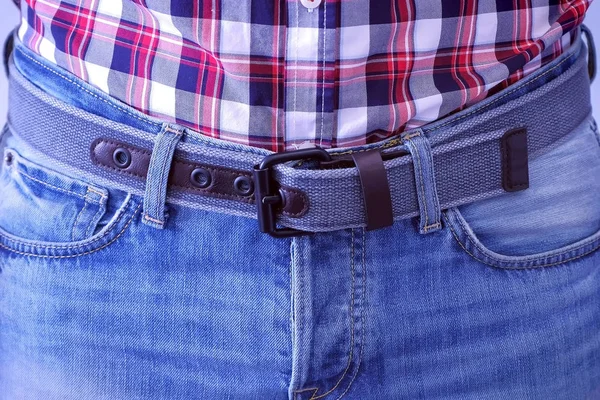 Cintura de homem em jeans com cinto moderno e camisa xadrez . — Fotografia de Stock