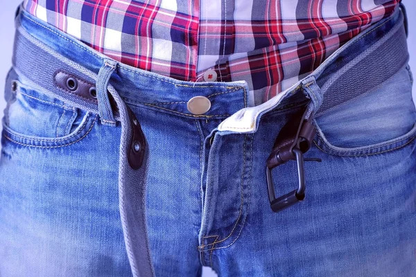 Adam kotunu ilikleyip kemerini takıyor, elleri yakınıyor..