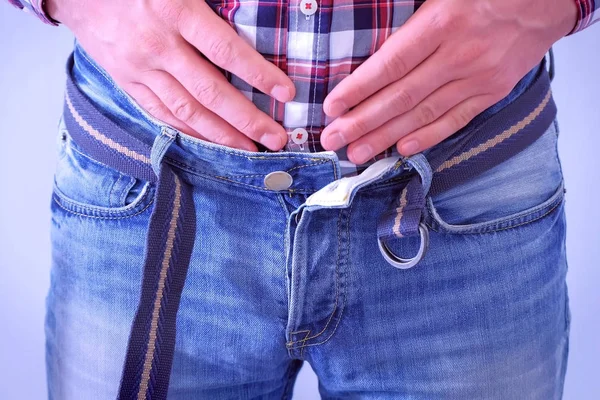 Tokalı kot pantolon ve kemerli adam ağır yemekten sonra karnını okşuyordu..