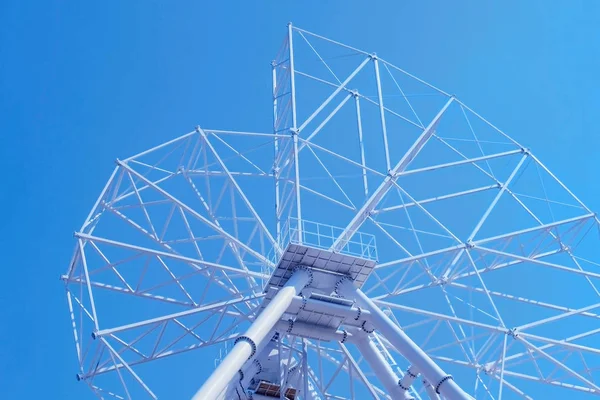 Lunaparkta dönme dolap kurulumu, yakın çekim görünümü.