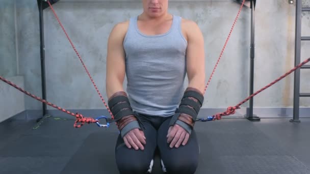 Sportsman assis prenant des exercices de respiration se préparant à l'étirement myofascial . — Video