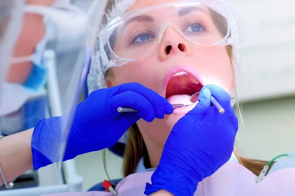 Jeune femme en examen préventif de dentiste dans une clinique de stomatologie . — Photo