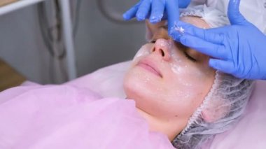 Şevval özçelik güzellik maskesi kadının yüzüne koyar. Yüz temizliği.