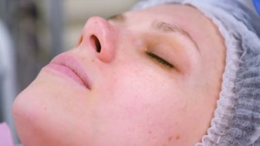 Şevval özçelik güzellik pamuk tamponlarla maskesi gelen kullanarak kadının yüzü yıkar. Yüz temizliği.