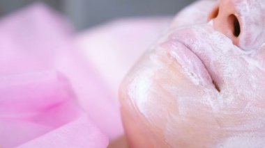 Kadının dudakları ve kozmetik prosedür nemlendirici maske ile burun. Yüz yakın çekim.