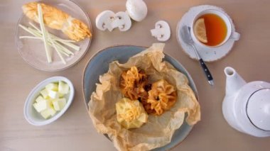 Julienne çay ve tereyağı ile baker kağıt üzerinde bir tabakta servis hamur içinde pişmiş.
