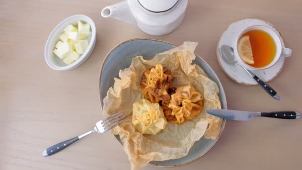 Julienne gebakken in deeg geserveerd op een plaat op baker papier met thee en boter. Bovenaanzicht. — Stockvideo