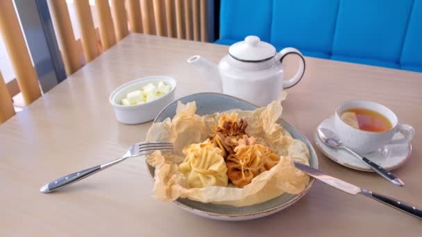 Julienne çay ve tereyağı ile baker kağıt üzerinde bir tabakta servis hamur içinde pişmiş. Üstten Görünüm. — Stok video