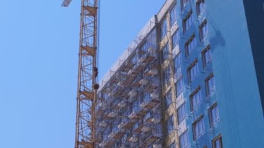 İnşaat vinç yanında yapım aşamasında çok katlı ev.