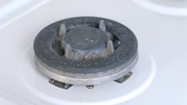 Soba ocağında doğal gaz iltihabı. Mutfak gaz sobasından gaz yanıyor..