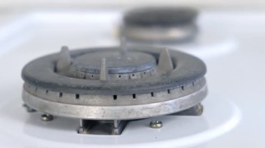Soba brülörde doğal gaz iltihabı. Mutfak gazı sobasından gaz yanıyor. Yakın çekim alev.