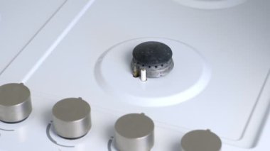 Mans el bir mutfak gaz sobası üzerinde küçük gaz brülör açar. Ocak gazlı ocak.