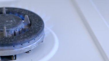 Büyük gaz brülöründe mutfak gazı sobundan yanan gaz. Sol taraftaki gaz brülörünün yarısı.