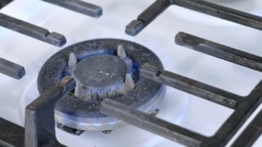 Yemek üstü gazı üzerinde büyük gaz Berner yanan. Kafes ile gaz sobası.