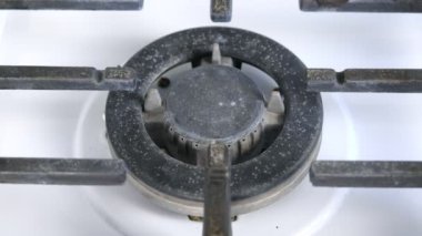 Kendi kendini ateşleyici büyük gaz Berner pişirme üstü gaz Sove açmak. Kafes ile gaz sobası.