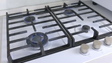 Mutfak gazı sobundan dört yanan gaz brülörü. Kafesli gaz sobası.