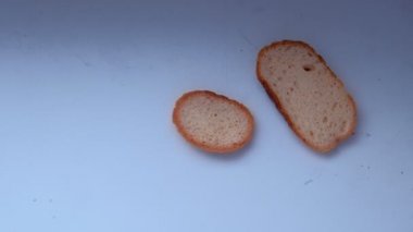 Masada ekmek parçaları.