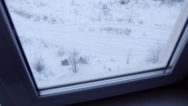 Vista desde la ventana de edificios de gran altura en el patio de la calle en invierno . — Vídeos de Stock