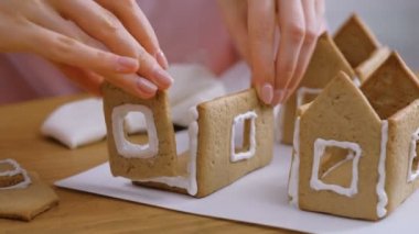 Womans eller zencefilli evler şeker tatlı krema ile ayrıntıları tutkallar olun. Pişirme ev yapımı zencefilli ev.