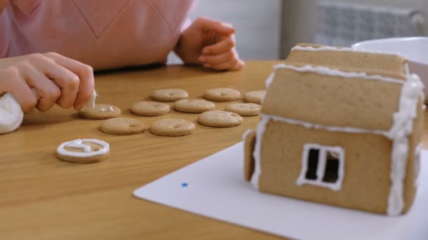 Womans kezek díszítik karácsonyi süti a cukor édes jegesedés. — Stock videók