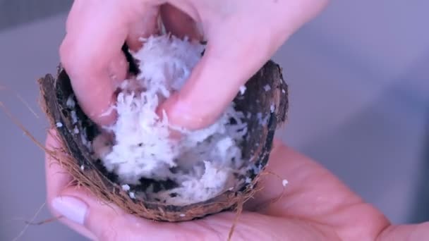 Женщина смешивает кокосовое бритье с ингредиентами в оболочке готовит натуральную маску . — стоковое видео