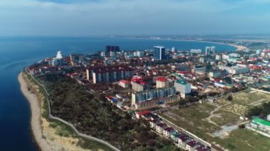 Rusya'da sahil beldesi üzerinde uçan, Anapa. Deniz manzaralı dağlar rıhtım, havadan görüntüleri.
