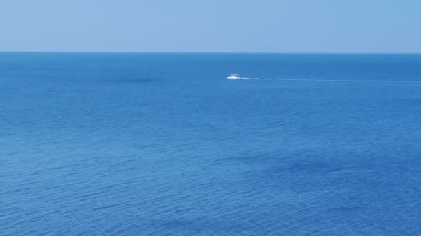 Bateau à moteur touristique blanc en mer à la journée ensoleillée d'été . — Video