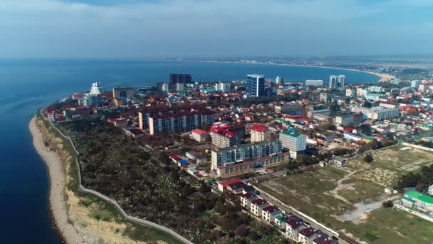 Überflug der russischen Küstenstadt Anapa. Uferpromenade der Berge mit Meerblick, Luftaufnahmen. — Stockvideo