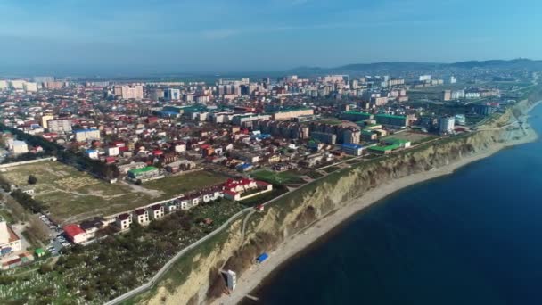 Küstenstadt in Russland in den Bergen, Anapa bei sonnigem Tag. Uferpromenade der Berge mit Meerblick, Luftaufnahmen. — Stockvideo