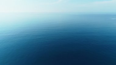 Deniz arka plan, sakin deniz üzerinde turkuaz su üzerinde uçan. Seyahat konsepti.