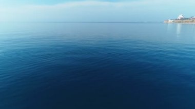 Rusya'da dağlar ve kıyı kasabası Anapa ile deniz arka plan, sakin denizde turkuaz su üzerinde uçan. Seyahat konsepti.