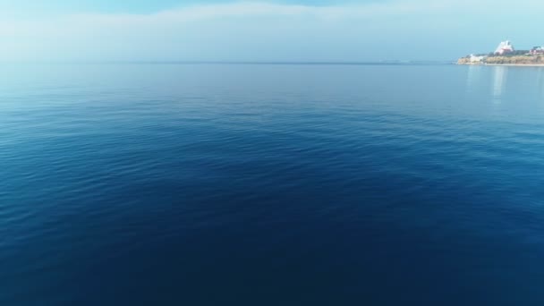 Fond marin avec montagnes et ville côtière Anapa en Russie, survolant l'eau turquoise en mer calme. Concept de voyage . — Video