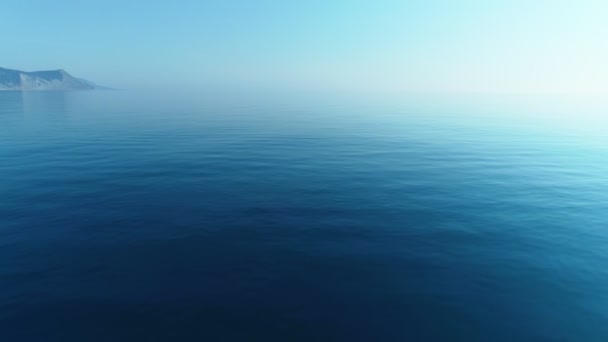 Beau fond marin avec montagnes et ville côtière, survolant l'eau turquoise en mer calme . — Video