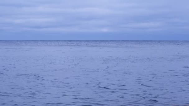 Dramático cielo nublado oscuro y tormentoso sobre el mar en un clima nublado . — Vídeos de Stock
