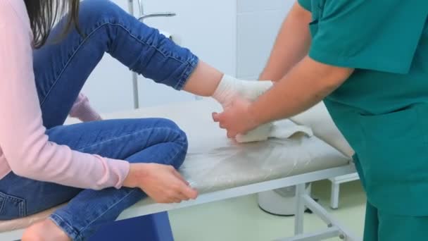 Cerrah hastanede sargı gevşeme ameliyatı sonrası hasta kadın bacak inceler. — Stok video