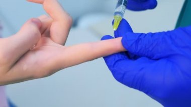 Cerrah lazer siğil çıkarmadan önce hastaya enjeksiyon lokal anestezi verir.