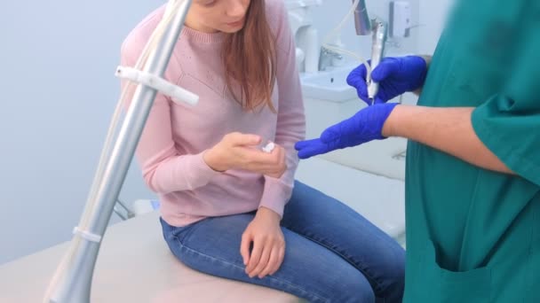 外科医生解释和展示妇女如何使用激光设备去除疣. — 图库视频影像