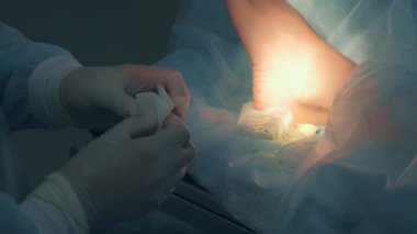 Cerrah, ameliyat odasında bilek higroması ameliyatı yapıyor..