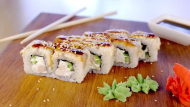 Ahşap pansiyon sause wasabi, zencefil ve soya ile balık ve susam tohumu ile rulo üst hizmet.