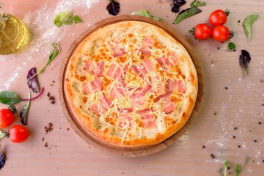Sosis ve peynir masada ahşap tahta üzerinde pizza. Yakın çekim Üstten Görünüm.