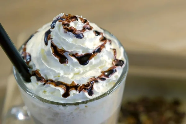 Irischer Kaffee serviert mit Schlagsahne und Schokolade im Glas. Nahaufnahme. — Stockfoto