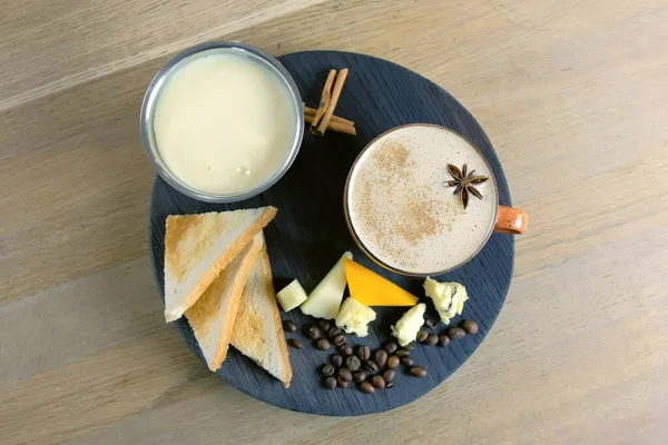 Kaas koffie met gesmolten kaas, stukjes kaas en brood toast op een dienblad. Top View. — Stockfoto